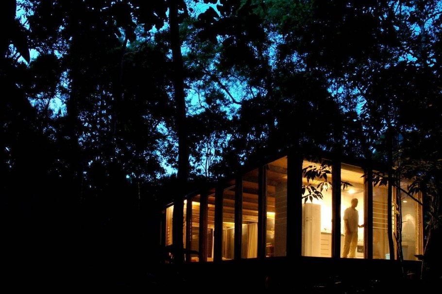 Вид на соседний коттедж ночью