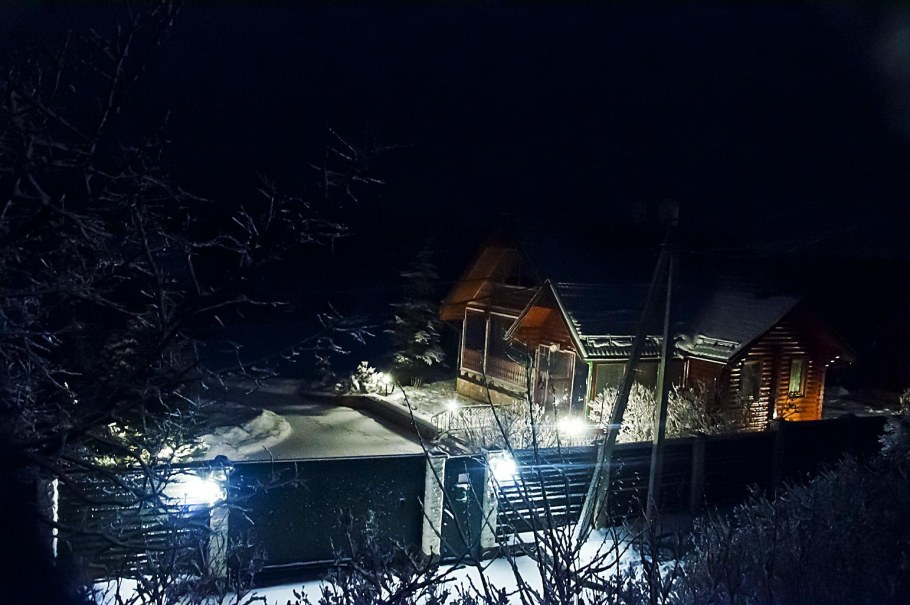 Дача зимой ночью