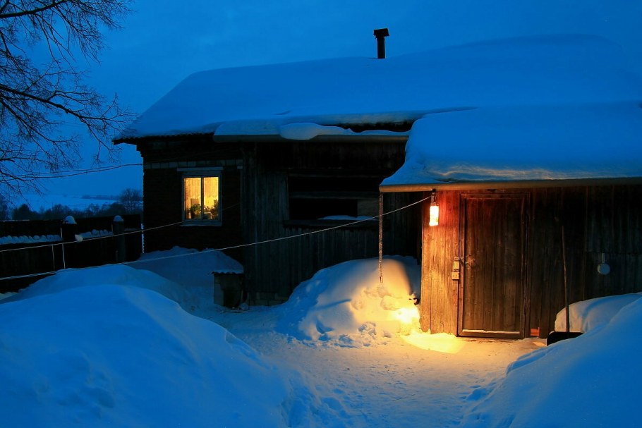 Зимний двор в деревне ночью
