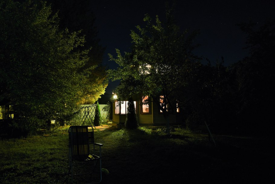 Деревенский дом ночью летом