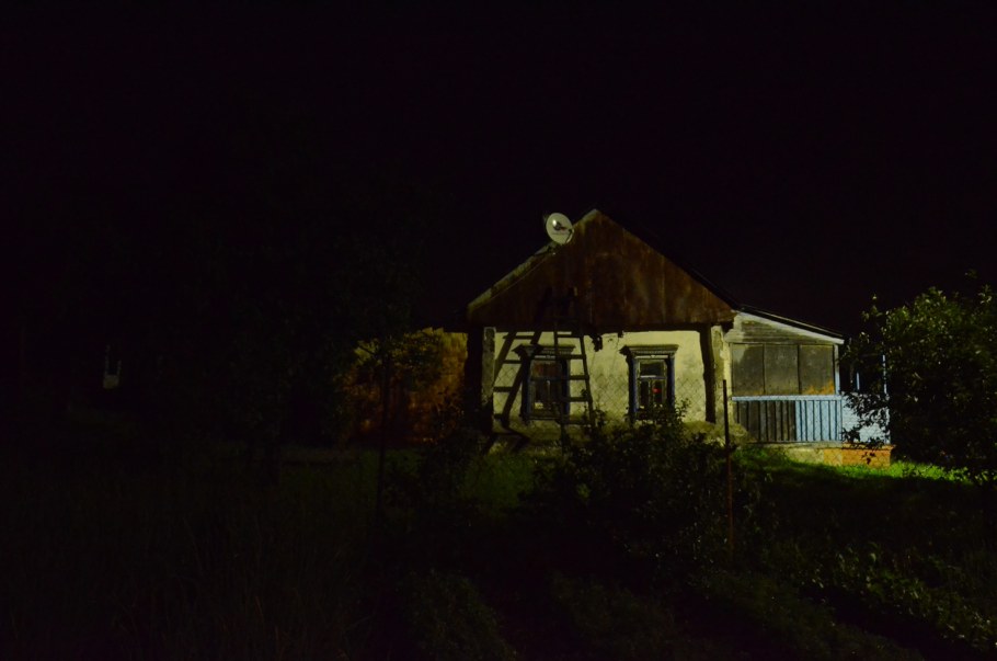 Деревенский дом ночью