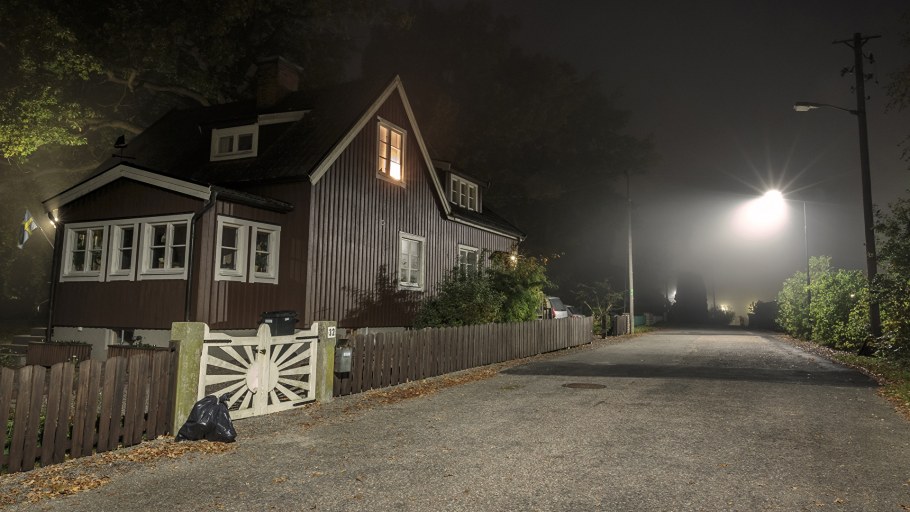 Темная улица с домами