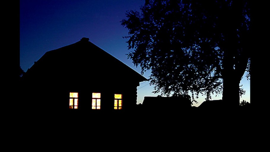 Деревенский домик ночью