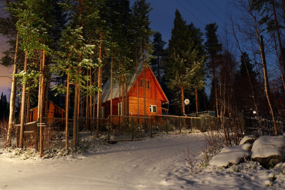 Дача в лесу зимой