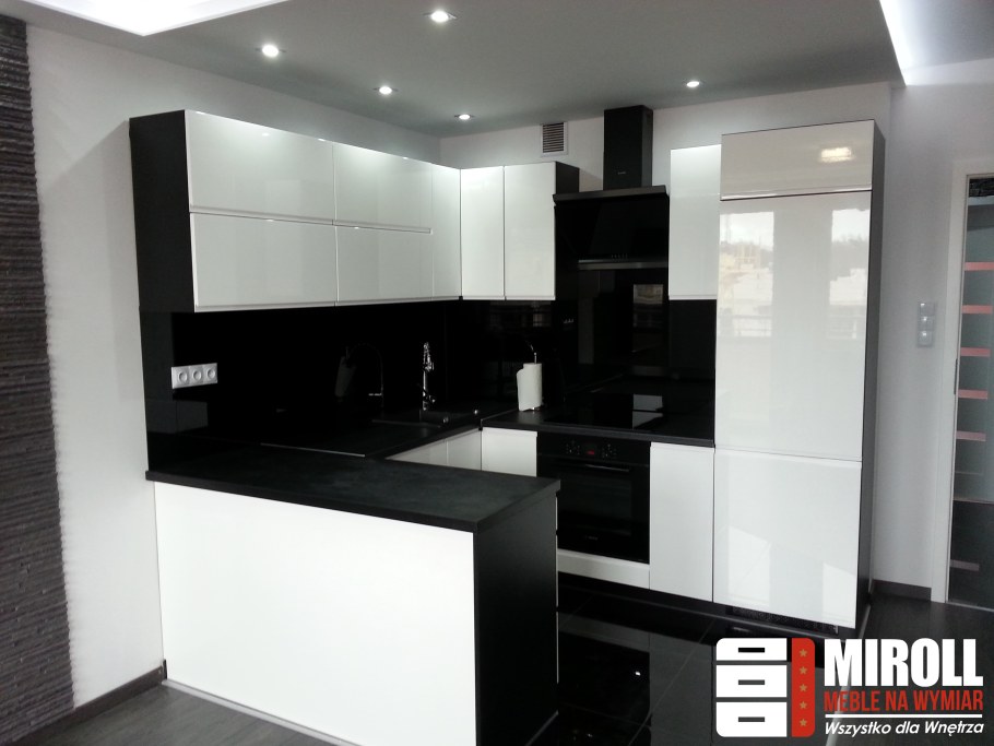 Черно белая кухня с барной стойкой