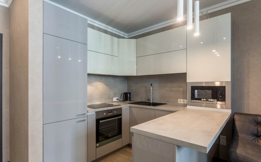 Кухня светлая угловая под потолок