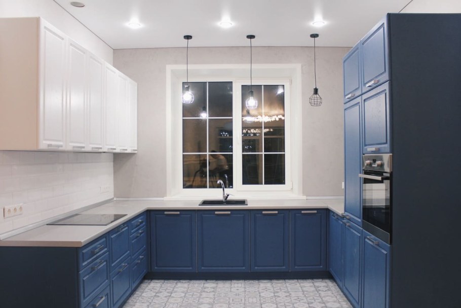 П-образная кухня с окном