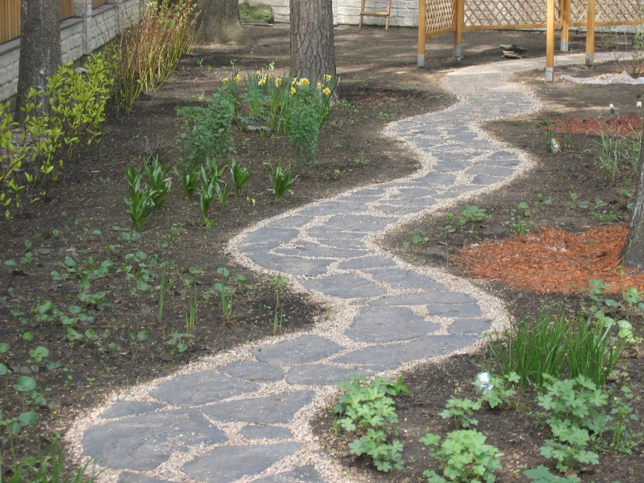 Декоративная дорожка на даче