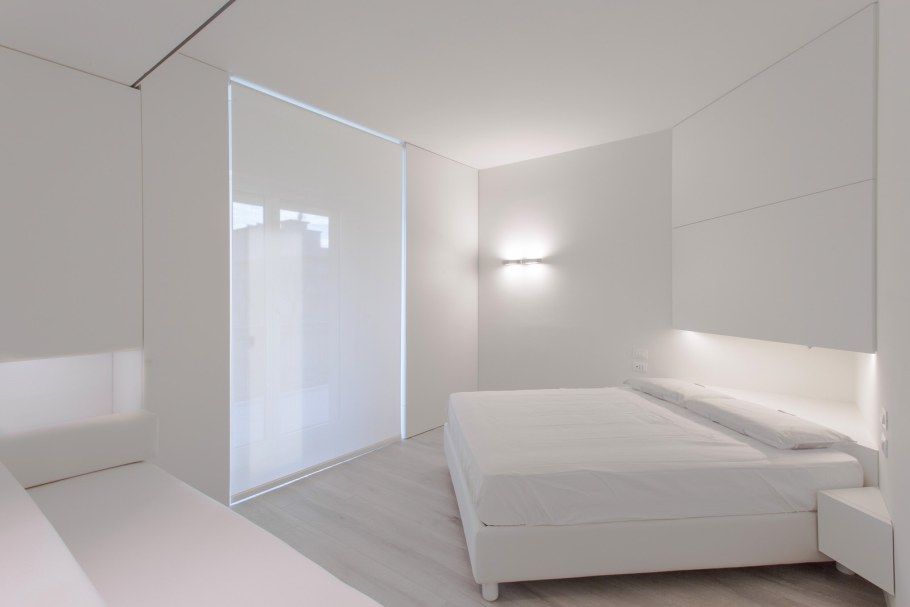 Бежевая спальня с белой мебелью
