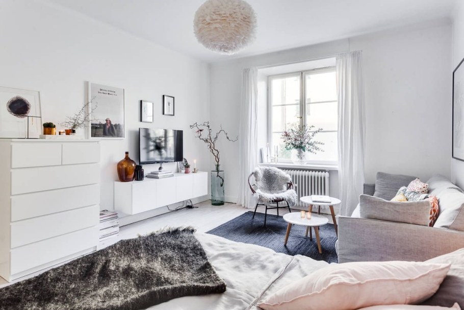 Спальня в мансарде с ломаной крышей