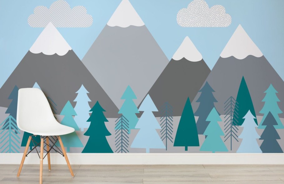 Горы на стене в детской