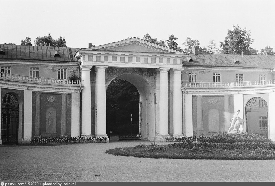 Усадьба Архангельское римские ворота