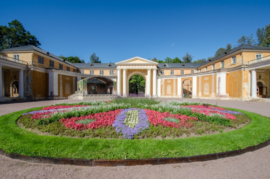 Старинную дворянскую усадьбу «Архангельское»