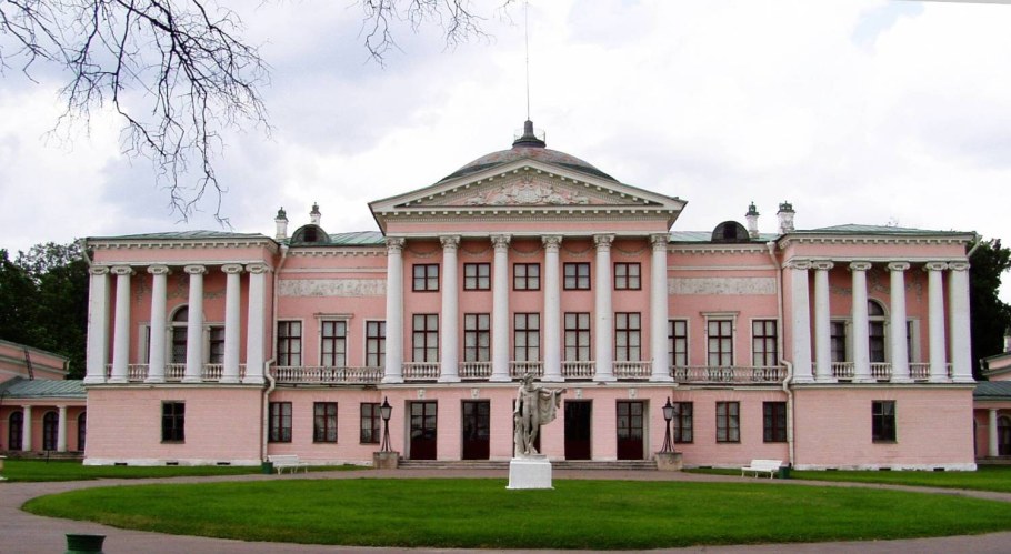 Архангельская усадьба храме-усыпальнице «колоннада»