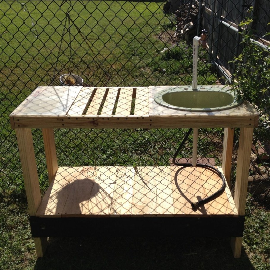 Уличный умывальник со столешницей