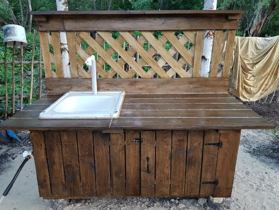 Раковина на даче на улице