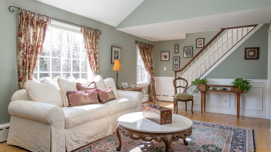 Уютная гостиная с лестницей