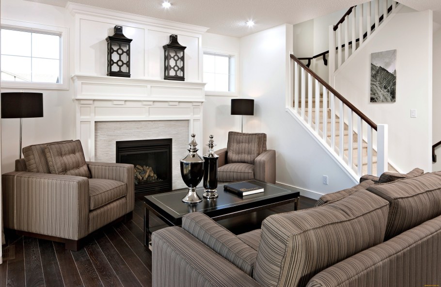 Гостиная с лестницей на второй этаж