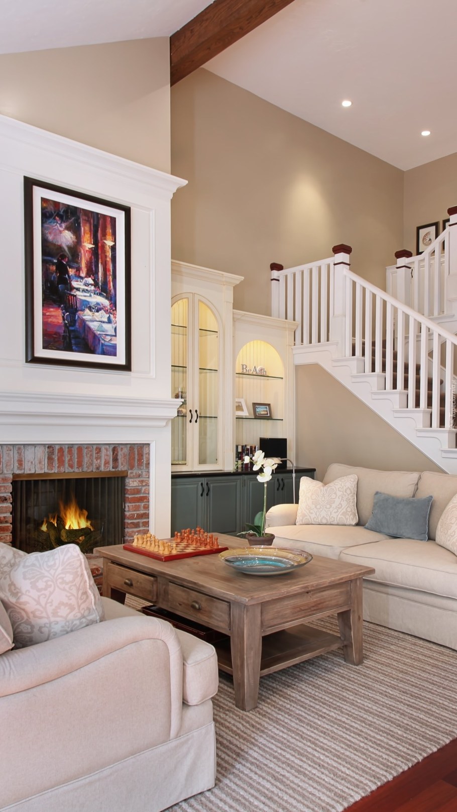 Интерьер гостиной с лестницей