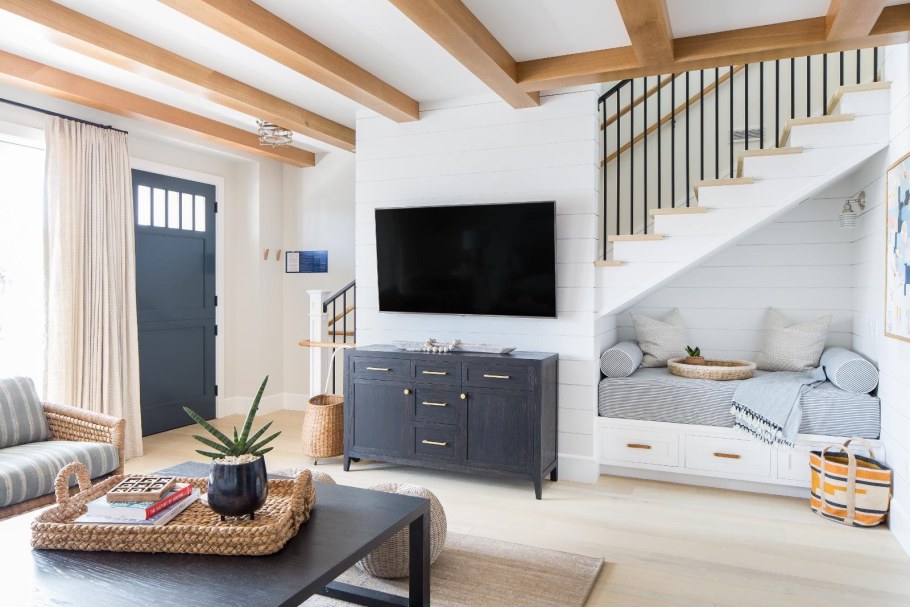 Гостиная с лестницей