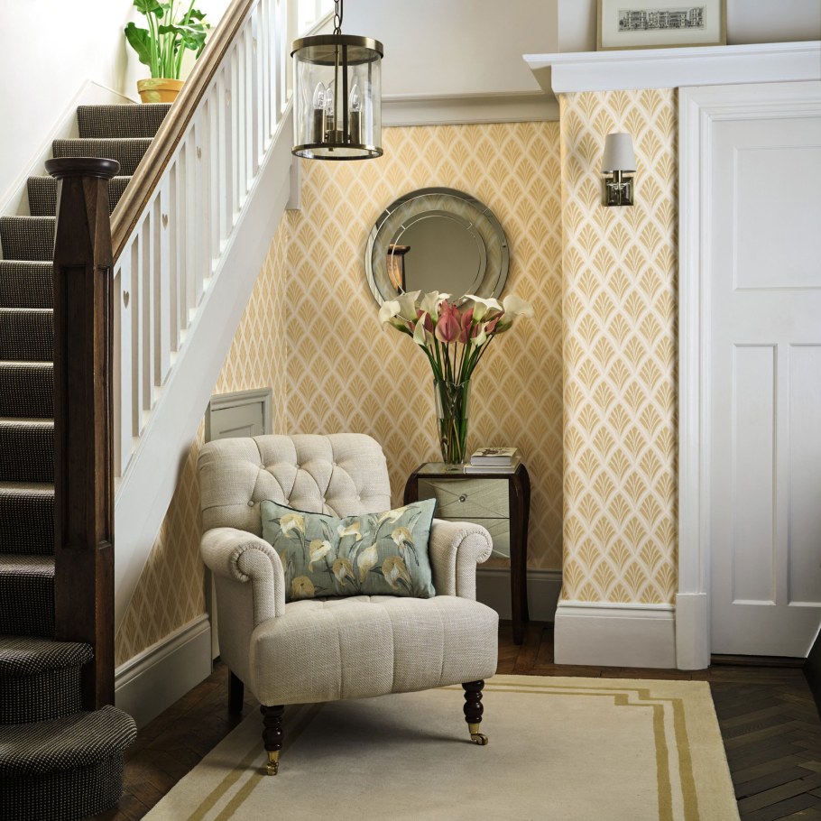 Гостиная с лестницей и обеденной зоной