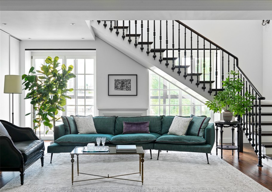 Диван в гостиной с лестницей