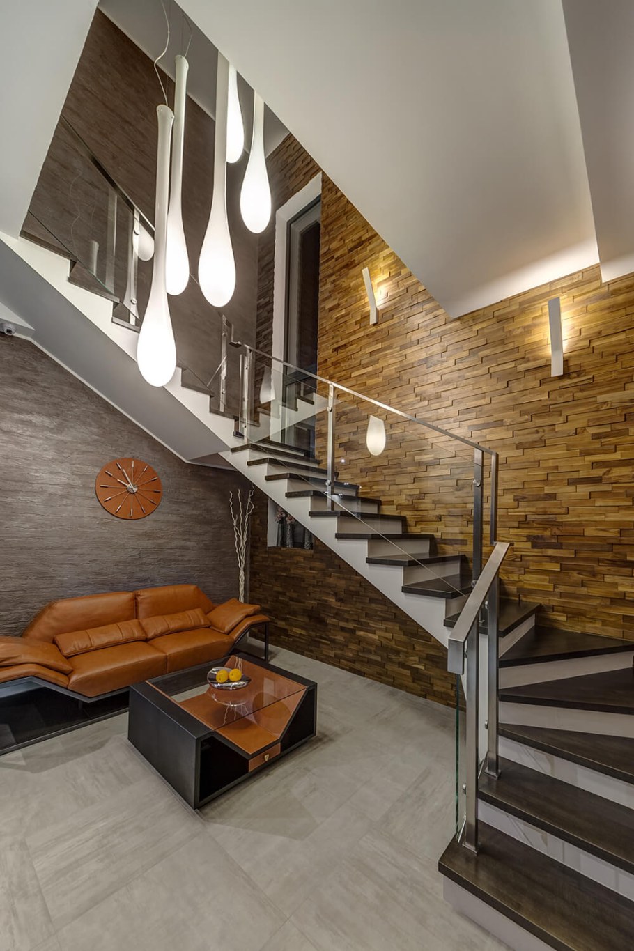 Диван под лестницей с баром