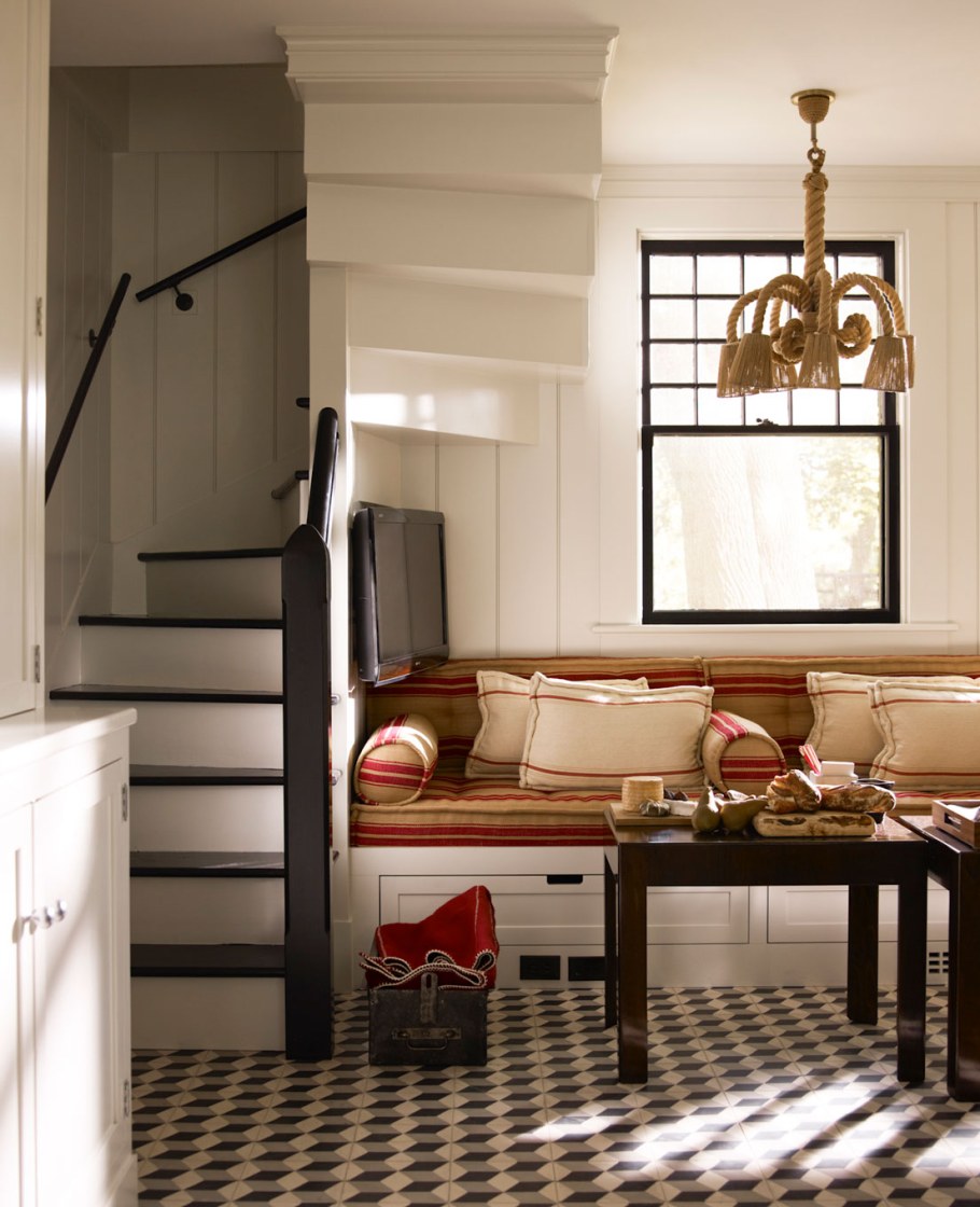 Гостиная с деревянной лестницей