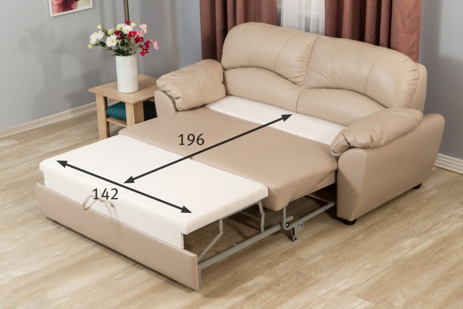 Диван с мягкими подушками