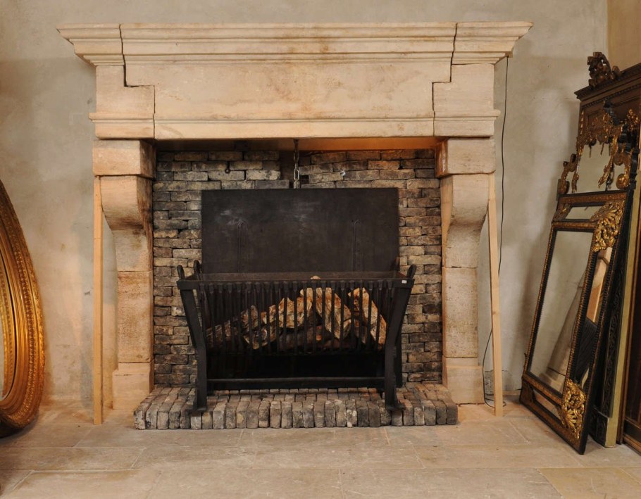 Камин Castle Кастл с львиными головами