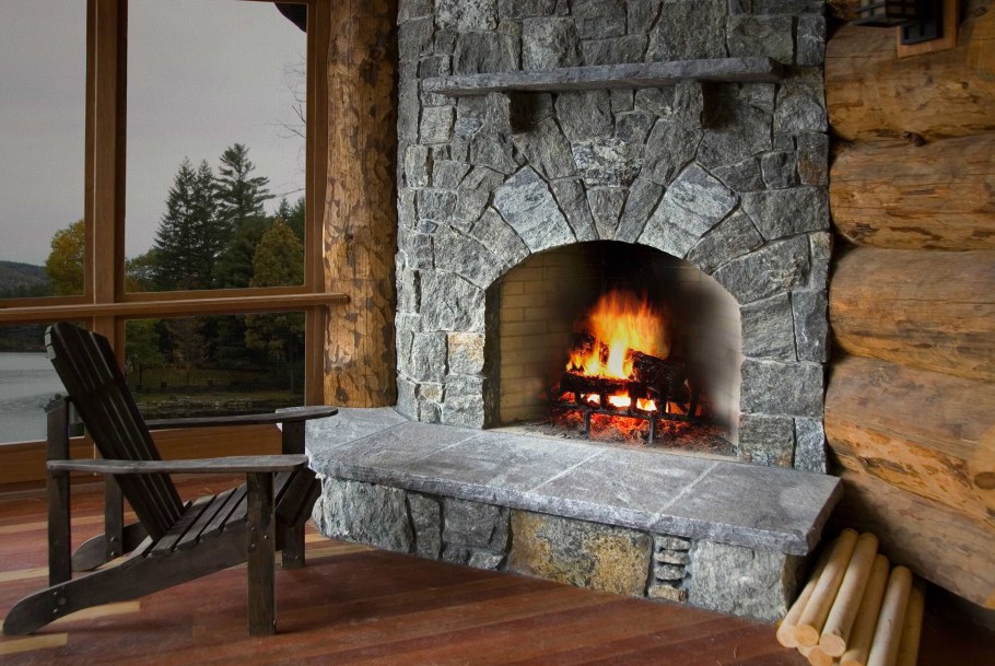 Старинный камин из камня