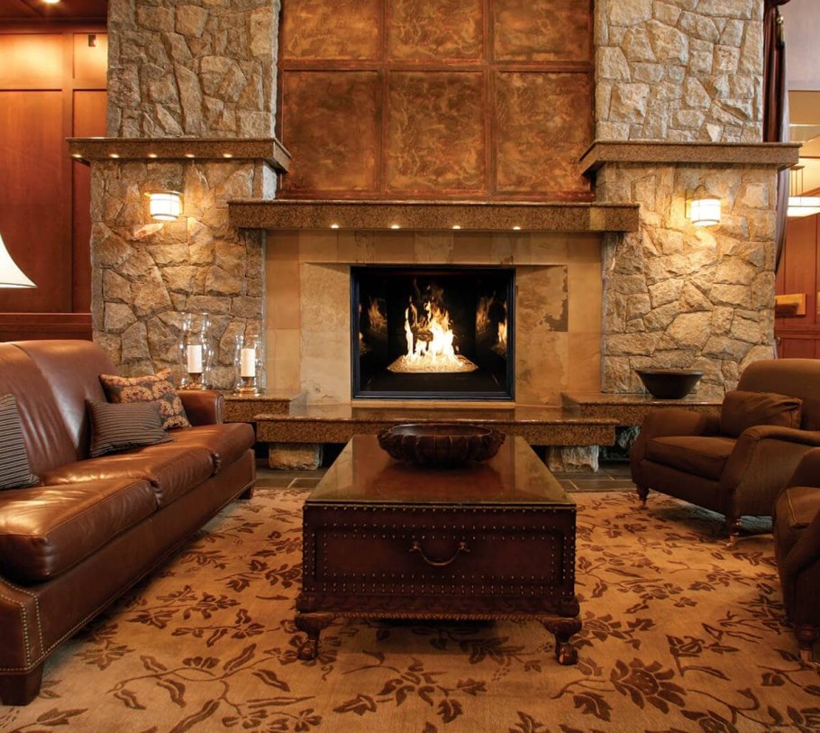 Интерьер каминного зала в загородном доме