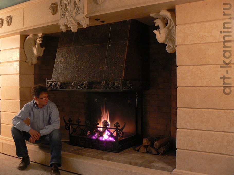 Огромный камин