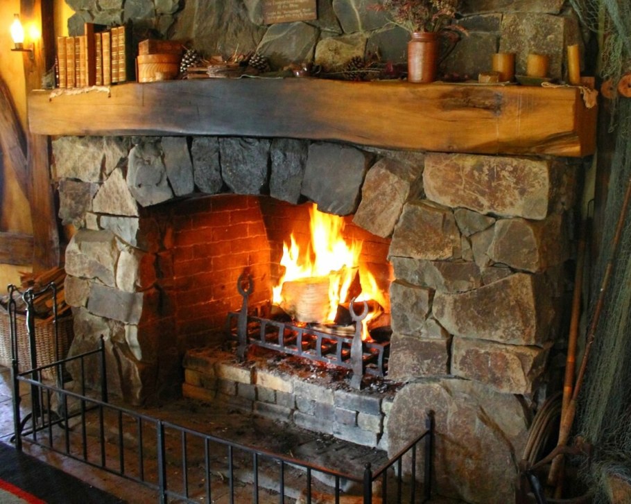 Камин из камня