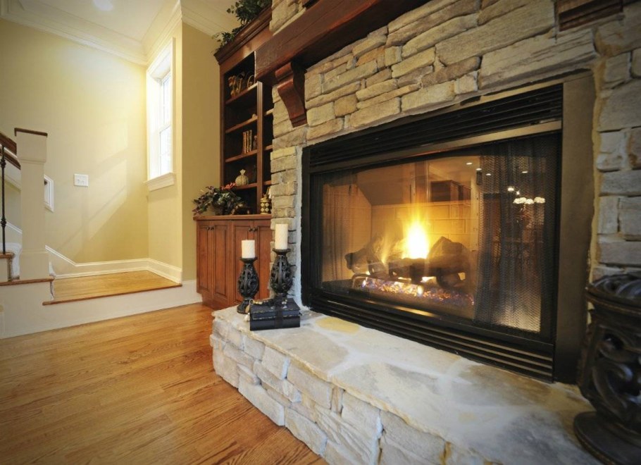 Камин большой в частном доме