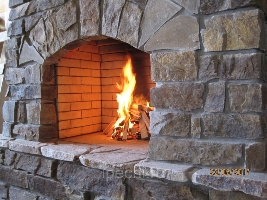 Камин из дикого камня