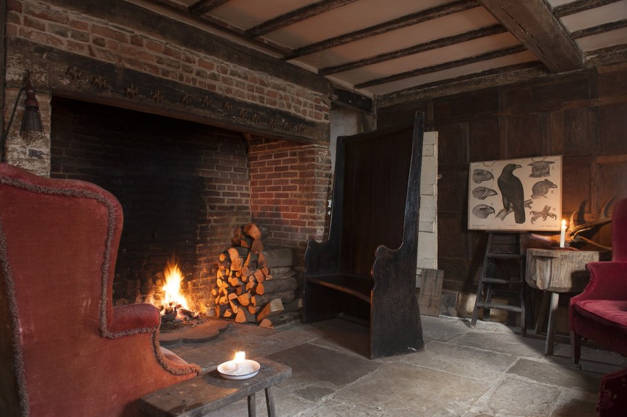 Большой старинный камин