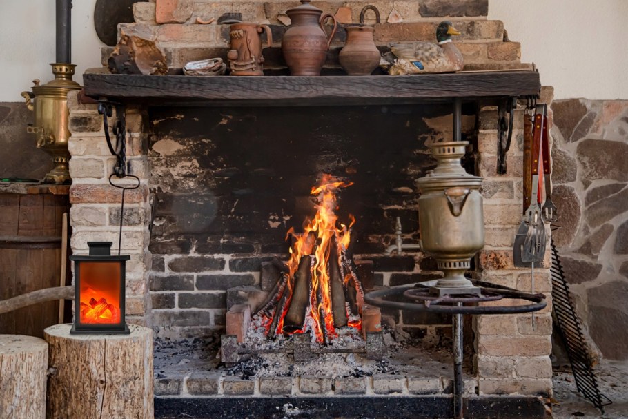 Буржуйка в окне с трезубцем