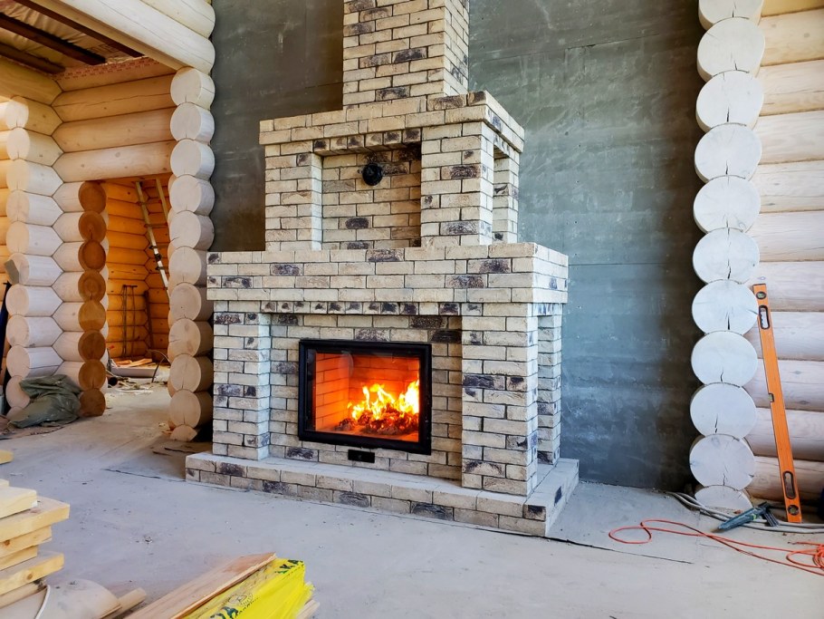 Камин из кирпича