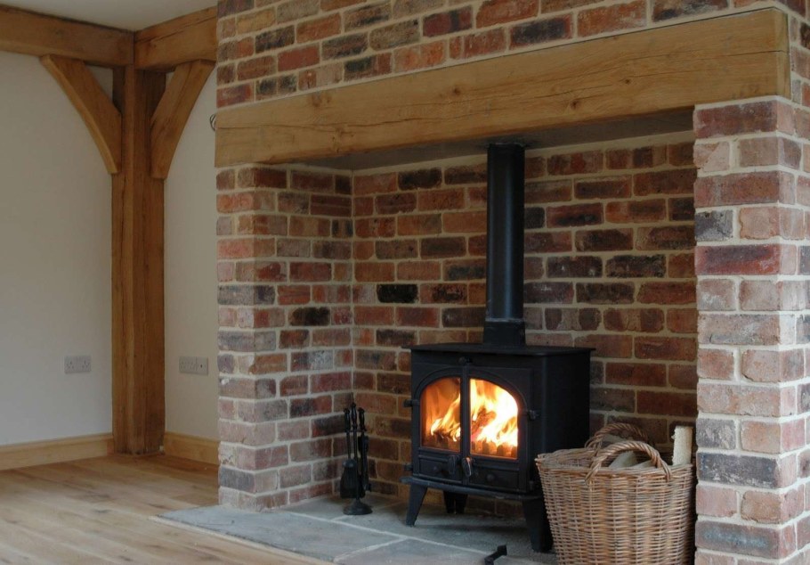 Камин из старого кирпича