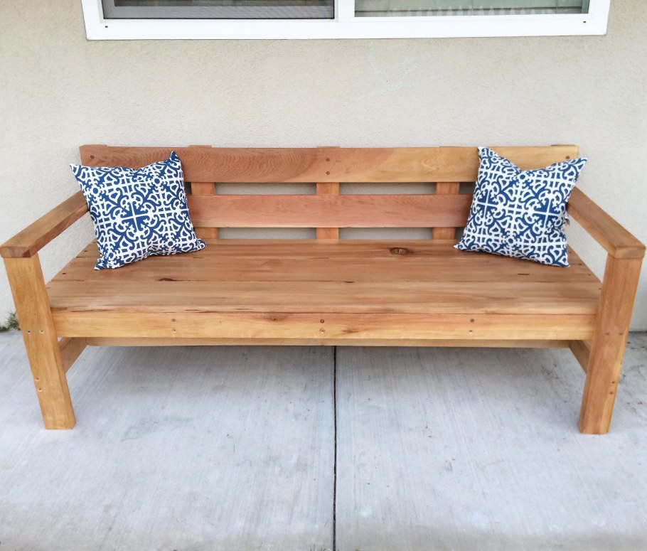 Диван с деревянными боковинами