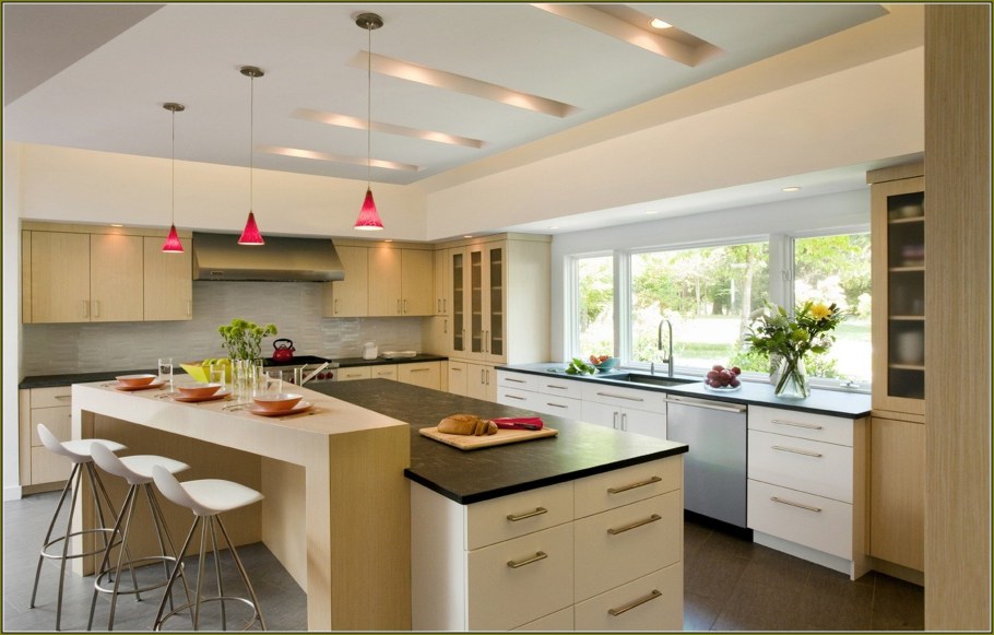 Глянцевый натяжной потолок на кухне