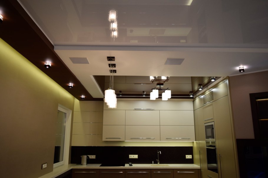 Потолок из гипсокартона двухуровневый с подсветкой на кухне