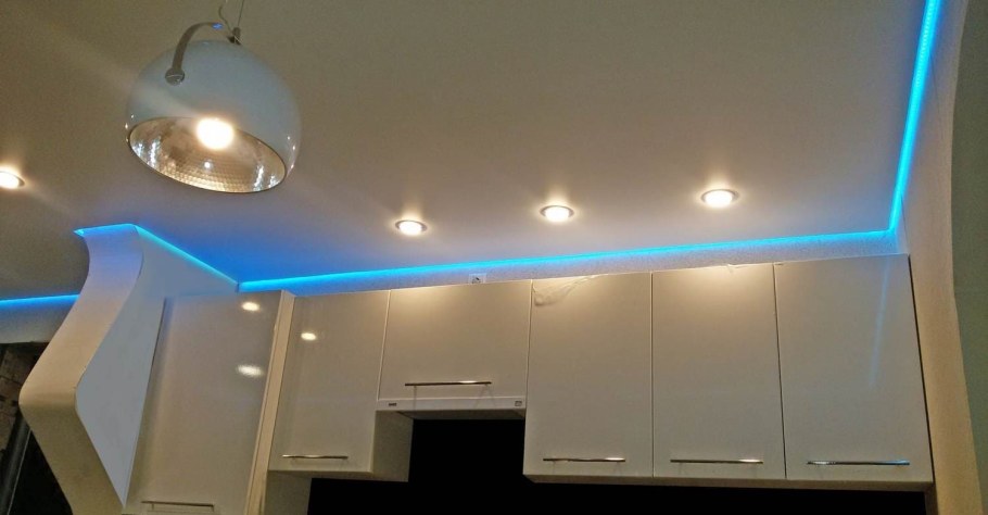 Натяжные потолки в кухне гостиной