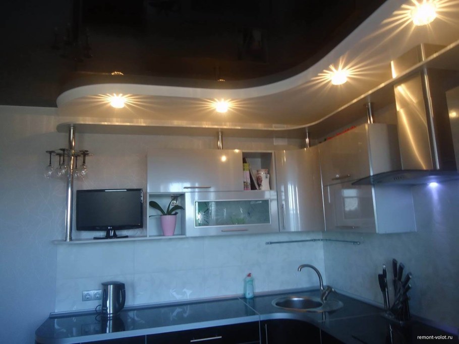 Парящий потолок с подсветкой на кухне