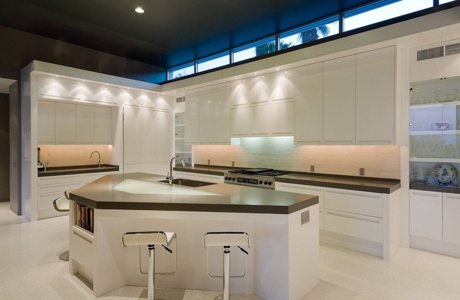 П образная кухня с островком