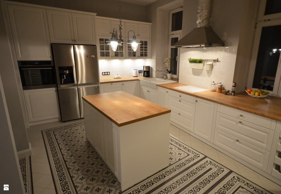 Белая п образная кухня с деревянной столешницей