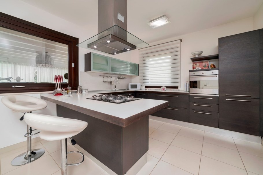 Кухни с барной стойкой