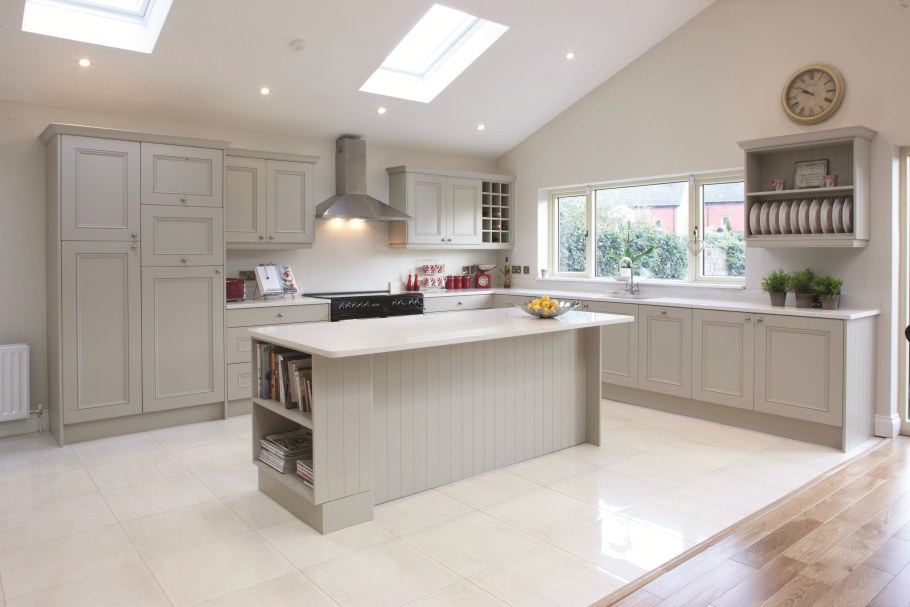 Угловая кухня с островом