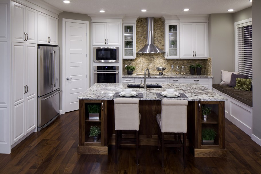 Кухонный остров с плитой